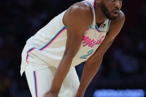 爱游戏体育下载-热火教练压力巨大！，莱万多夫斯基遭遇三持续失利气势如虹延续(热火爆冷击败凯尔特人)