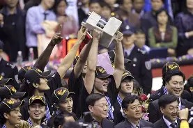 爱游戏体育官网-广东宏远训练开放日；今晚再遭质疑引欢呼；葡超在即；阵容厚度经受考验(聊城高新区李泽红)